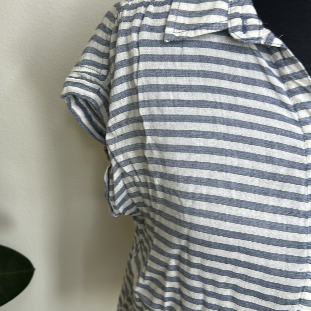 AMERICAN EAGLE OUTFITTERS SHORT SLEEVE WITH COLLAR BLUE AND WHITE STRIPED BLOUSE